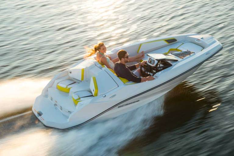 1_BENETEAU-260624 To people in a motorboat