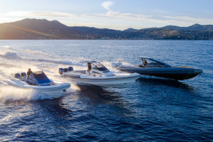 1_LOMAC-260623 Three motorboats cruising side by side