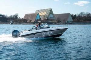 1_YAMAHA-260828 motorboat on the water